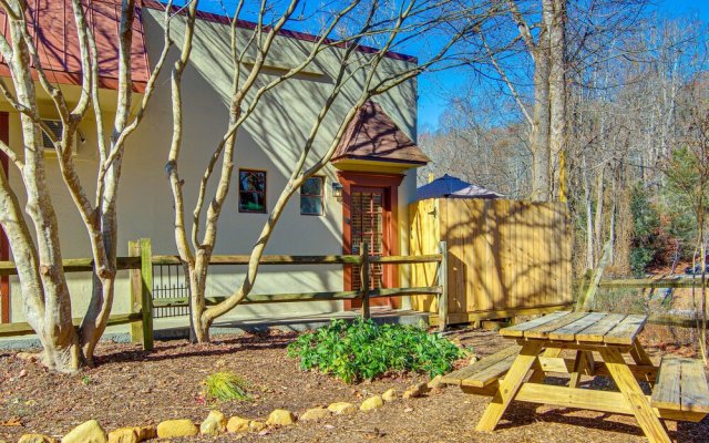 Cozy Downtown Saluda Apartment w/ Deck!