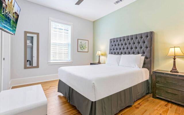 Chic 4 BR Condo - Large Pool - Perfect Location