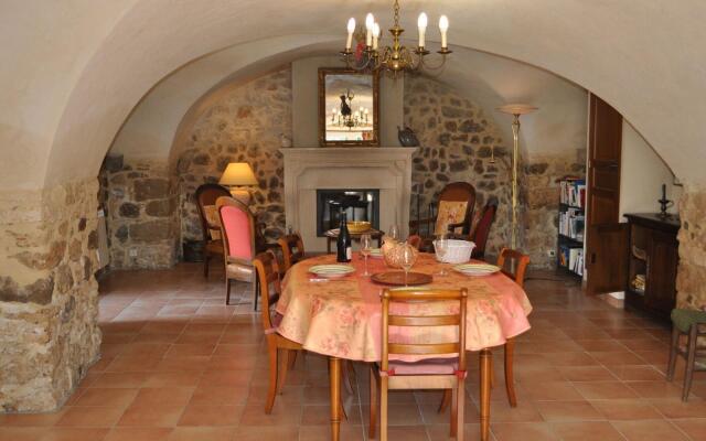 Charming Stone House With Terrace and Garden, Lussan