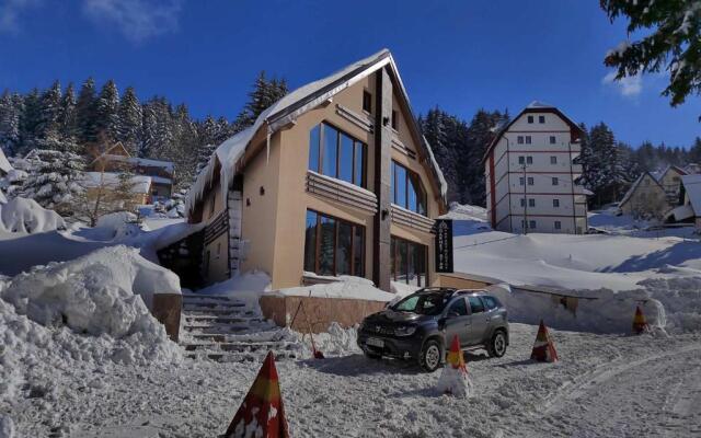 Garnet Star Apartments 1