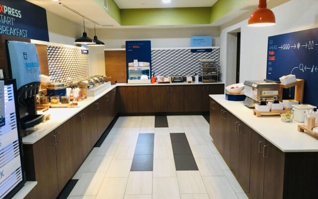 Holiday Inn Express Hotel & Suites Quincy I-10 by IHG