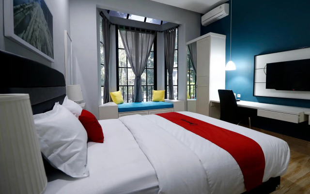 RedDoorz Premium near RS Pondok Indah