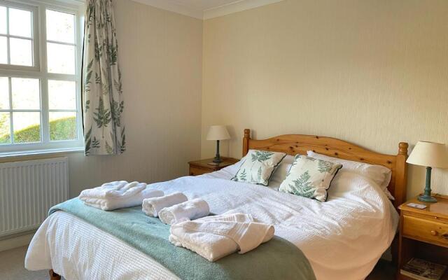 Spacious 4 Bedroom House with Garden