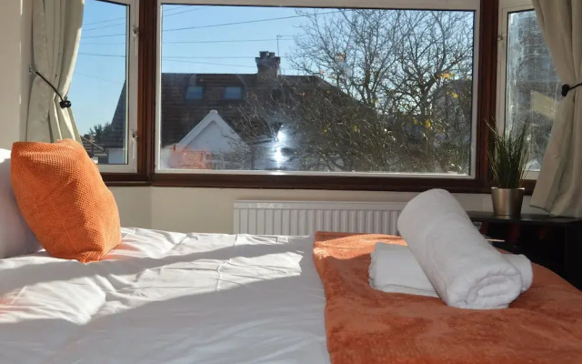 Colindale/sleeps7/privategarden/3br/freeparking/