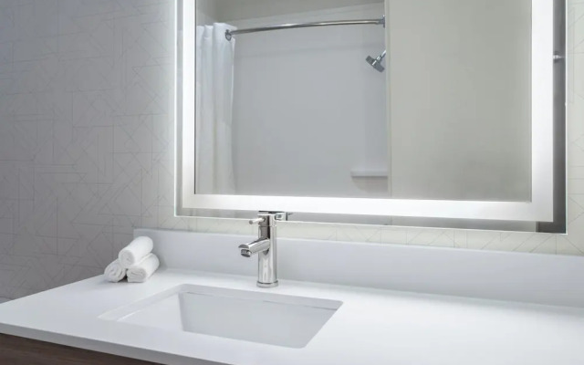 Quality Inn & Suites(.)