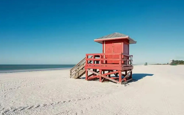 Siesta Beach Retreat Poolside 2BR Condo