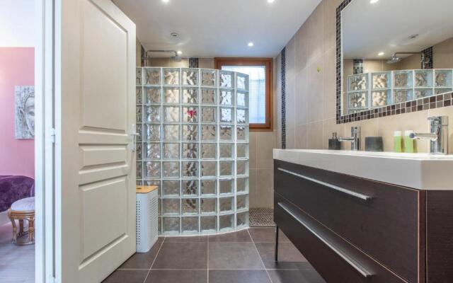 Quiet large 3-bedroom apartment with terrace, garden & incredible Mountain view