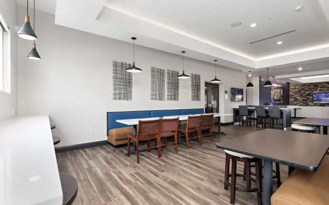 Holiday Inn Express Kansas City North Parkville An IHG Hotel