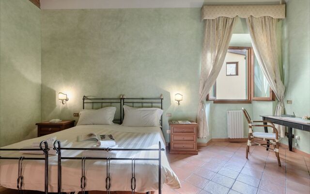 Rosa- Apartment with Terrace in Piazza Strozzi, Duomo