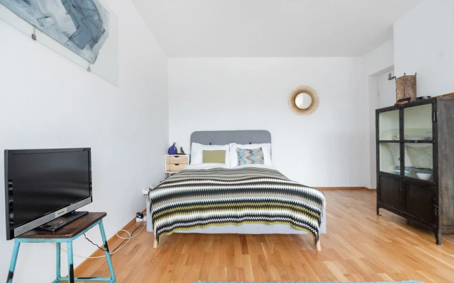 Quiet Penthouse apartment close to Stadthalle