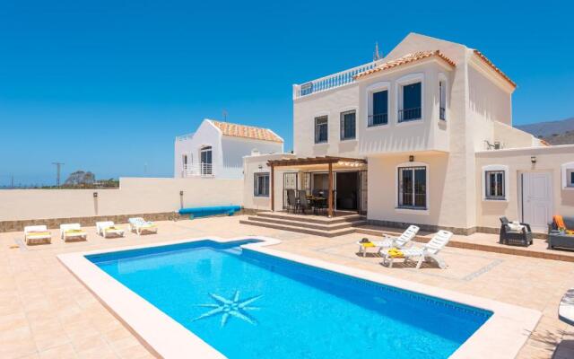 Beautiful VILLA Sahara, bbq, heated pool!