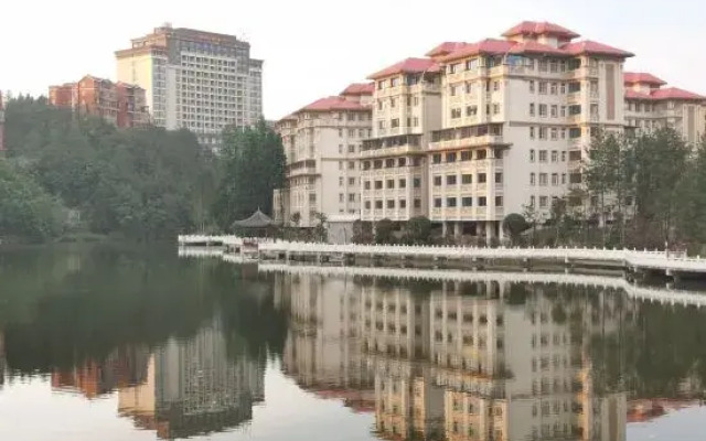 Yiqing Holiday Hotel