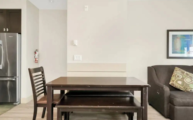 Lakefront Lux 2BR Symphony Of Comfort