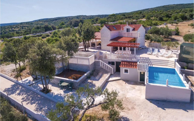 Three-Bedroom Holiday home with Sea View in Praznica
