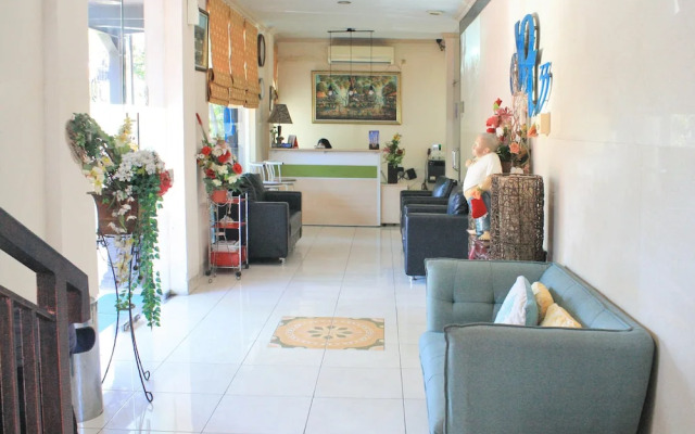 RedDoorz @ Darmo Permai