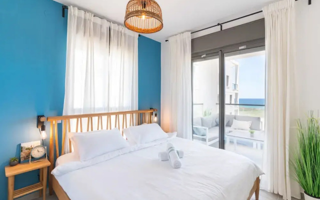 Stylish Seaside Escape with Balcony by Sea N' Rent