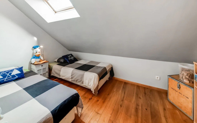 Tranquil Holiday Home in Mont with bubble bath, Terrace, Garden