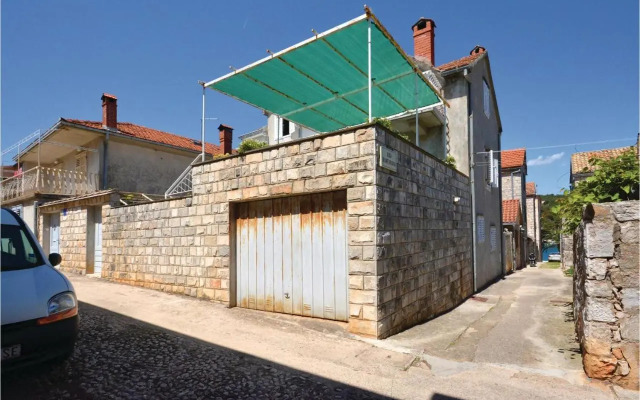 Three-Bedroom Apartment with a Fireplace in Stari Grad