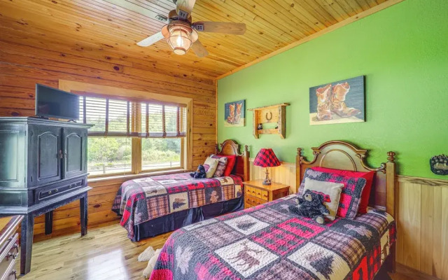 4 Mi to Grandfather Mountain: Cabin in Newland!
