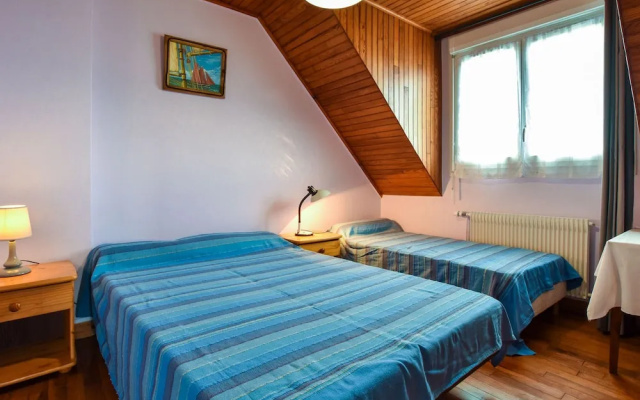Classic Holiday Home in Saint Nic-Pentrez with Fenced Garden