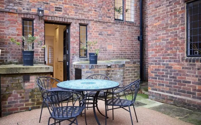 The Charm of Chelsea - Modern 4bdr With Shared Courtyard