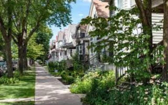 Lovely Logan Square 2-Bedroom in Chicago