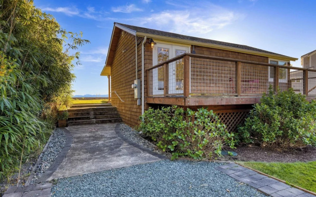 Cozy Whidbey Island Stay Steps on the Beach Fireplace, Bbq, Near Trails