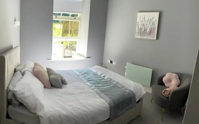 2 Bed Woodland Retreat - Garden & Free Parking
