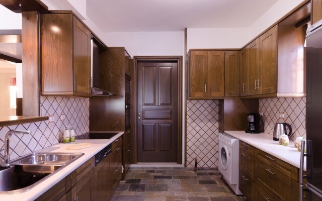 Dim Art Traditional Villa