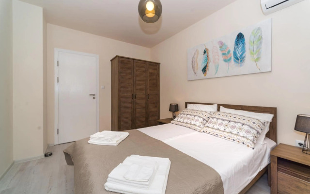 Alma Apartment - Stylish 1BD Flat with Balcony