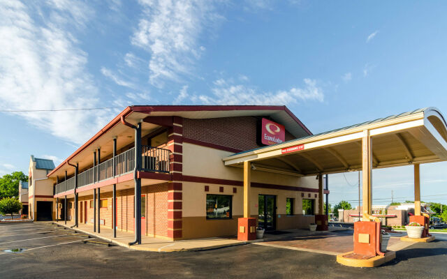 Econolodge Inn & Suites