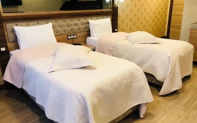 10 Numara Gold Suit Otel