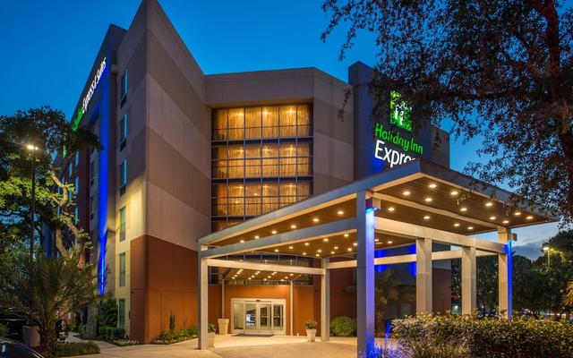 Holiday Inn Express & Suites San Antonio Medical-Six Flags