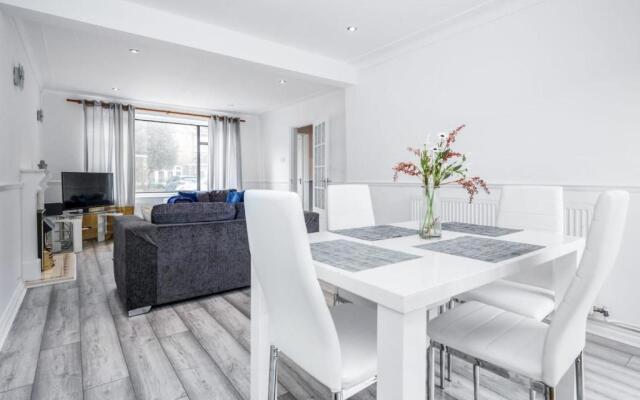 3br-sleeps5-parking-garden-accesstolondon