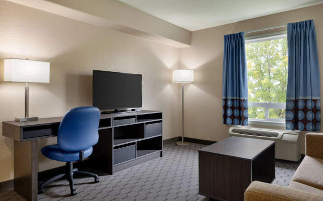 Super 8 by Wyndham Swan River MB