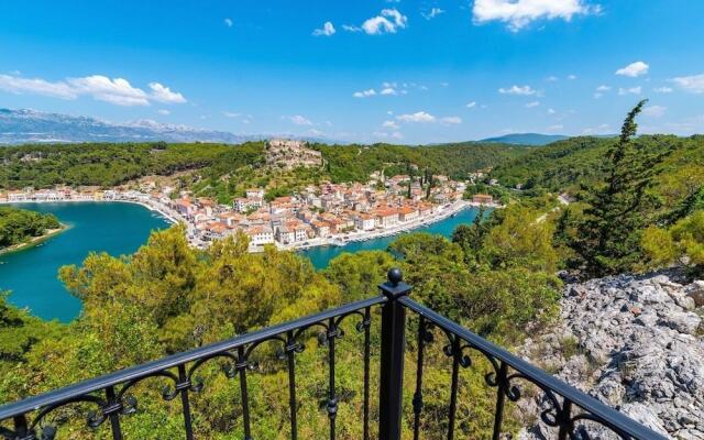 Luce - Pool and View - A1