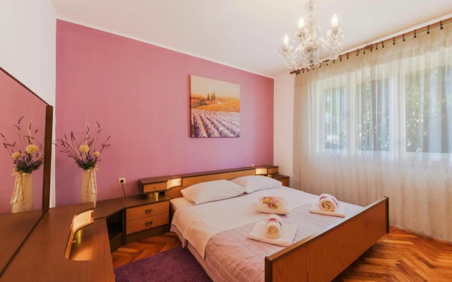 Two bedroom apartment, nice neighborhood, free parking, WiFi