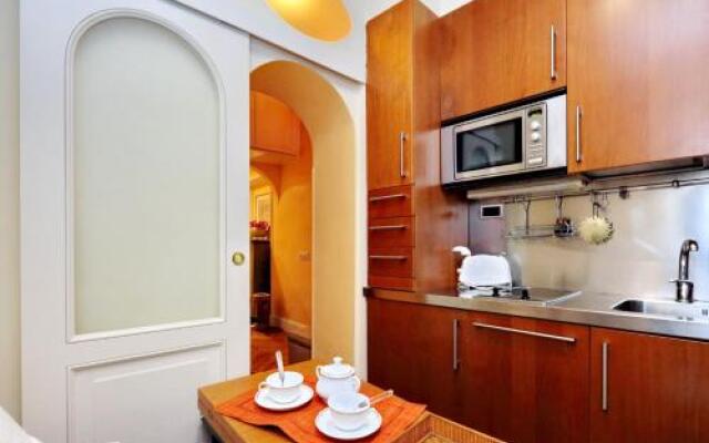 Pantheon charming apartment