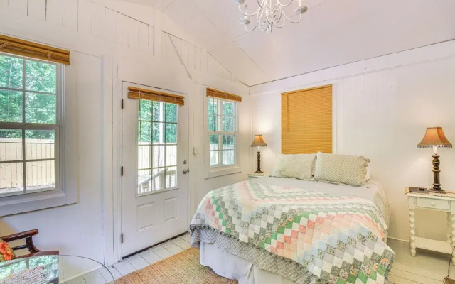 Pet-friendly Lavonia Cabin, Walk to Lake Hartwell!