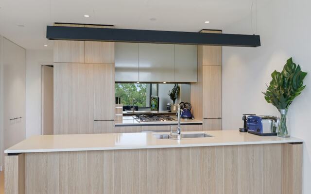 New Luxury Apartment Walking to Shops & Cinema