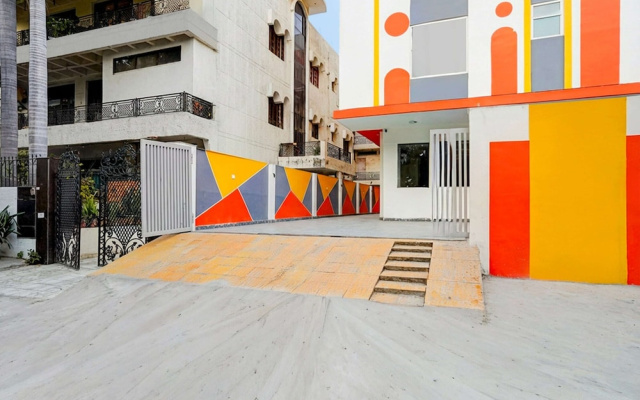 Townhouse Oak Sector 18 Metro Station