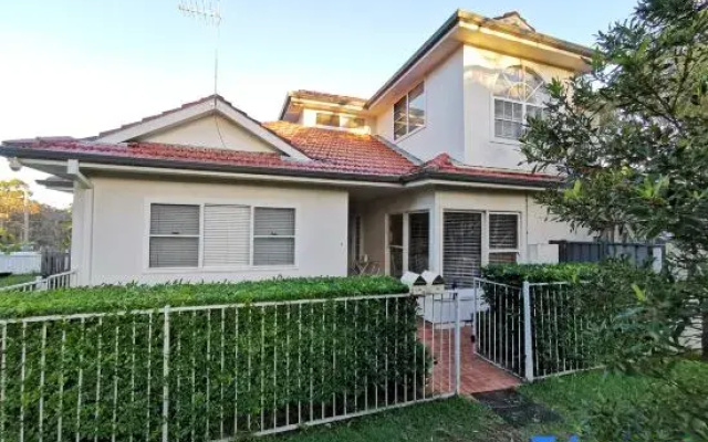 Sydney Meets Miranda, Comfy 4 Bedroom home,7 beds