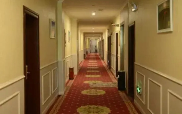 Super 8 Hotel (Korla Tianshan West Road)