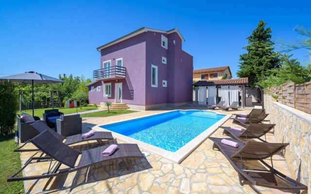 Stunning Home in Perci With Wifi and 5 Bedrooms