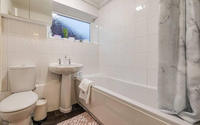 Lovely 2 Bedroom Apartment With Fireplace