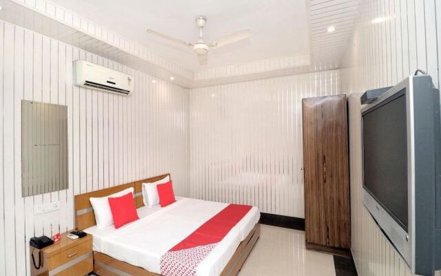 OYO 14533 Hotel Mohan