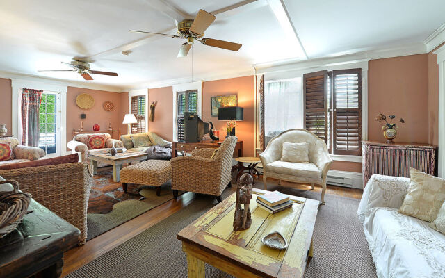 Village Latch Inn Hotel