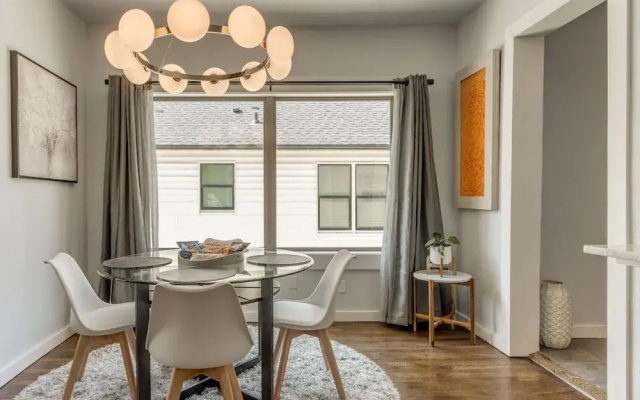 2BR Stylish Retreat in Midtown