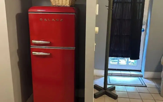 Garden-level 2BR Pet-friendly Near Downtown