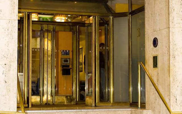Blooms Hotel